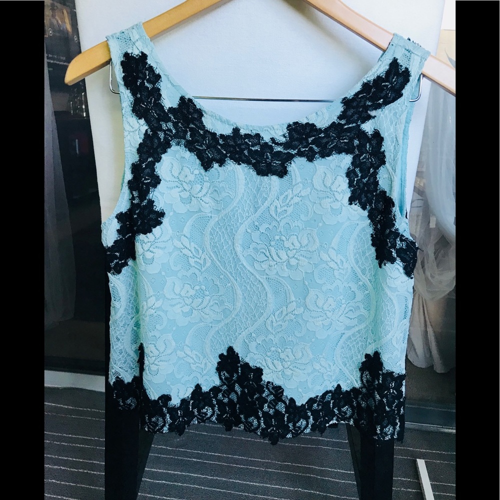 GIMMICKS CROP TOP